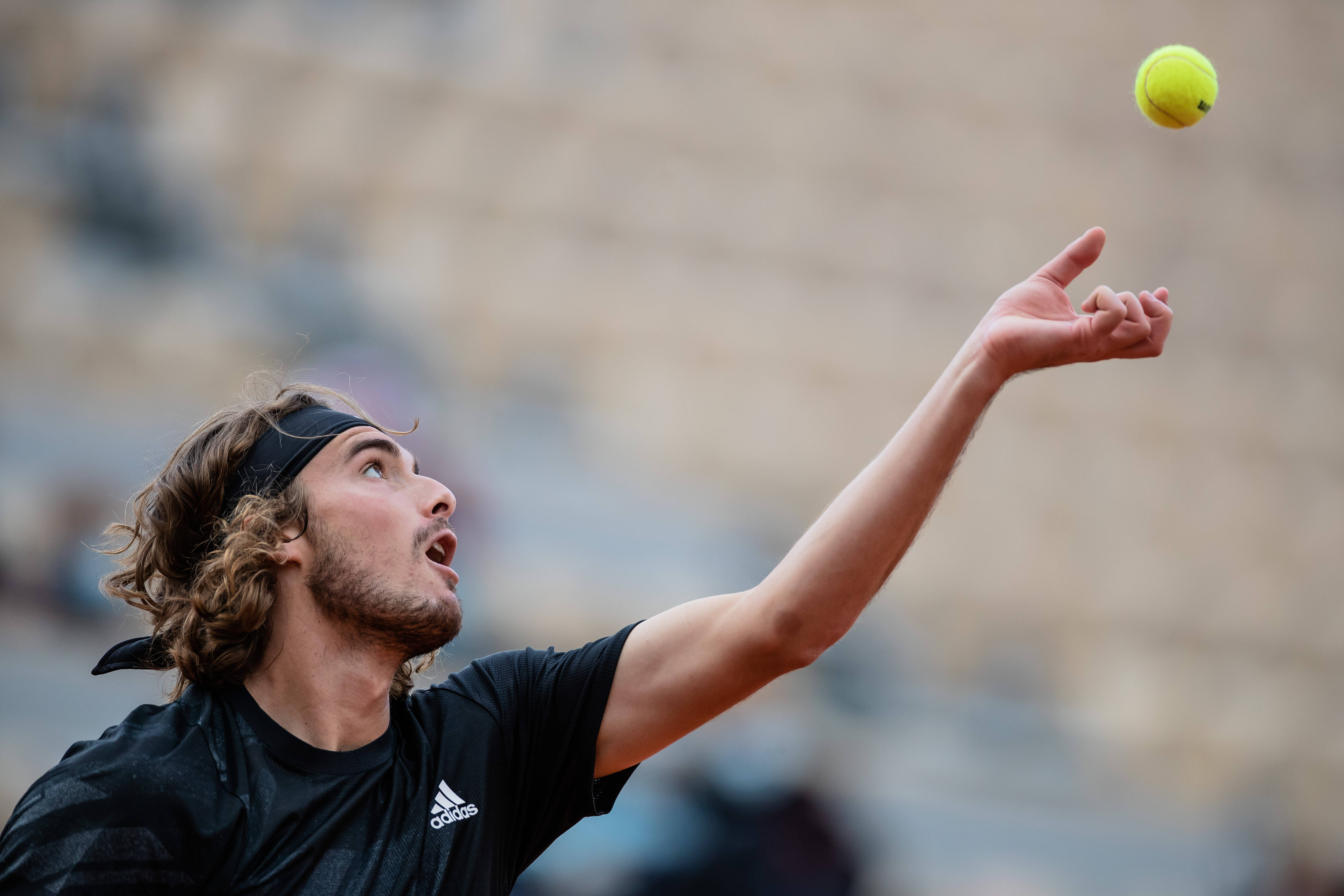 包含美国网球队完胜意大利网球队，西西帕斯爆发神勇的词条