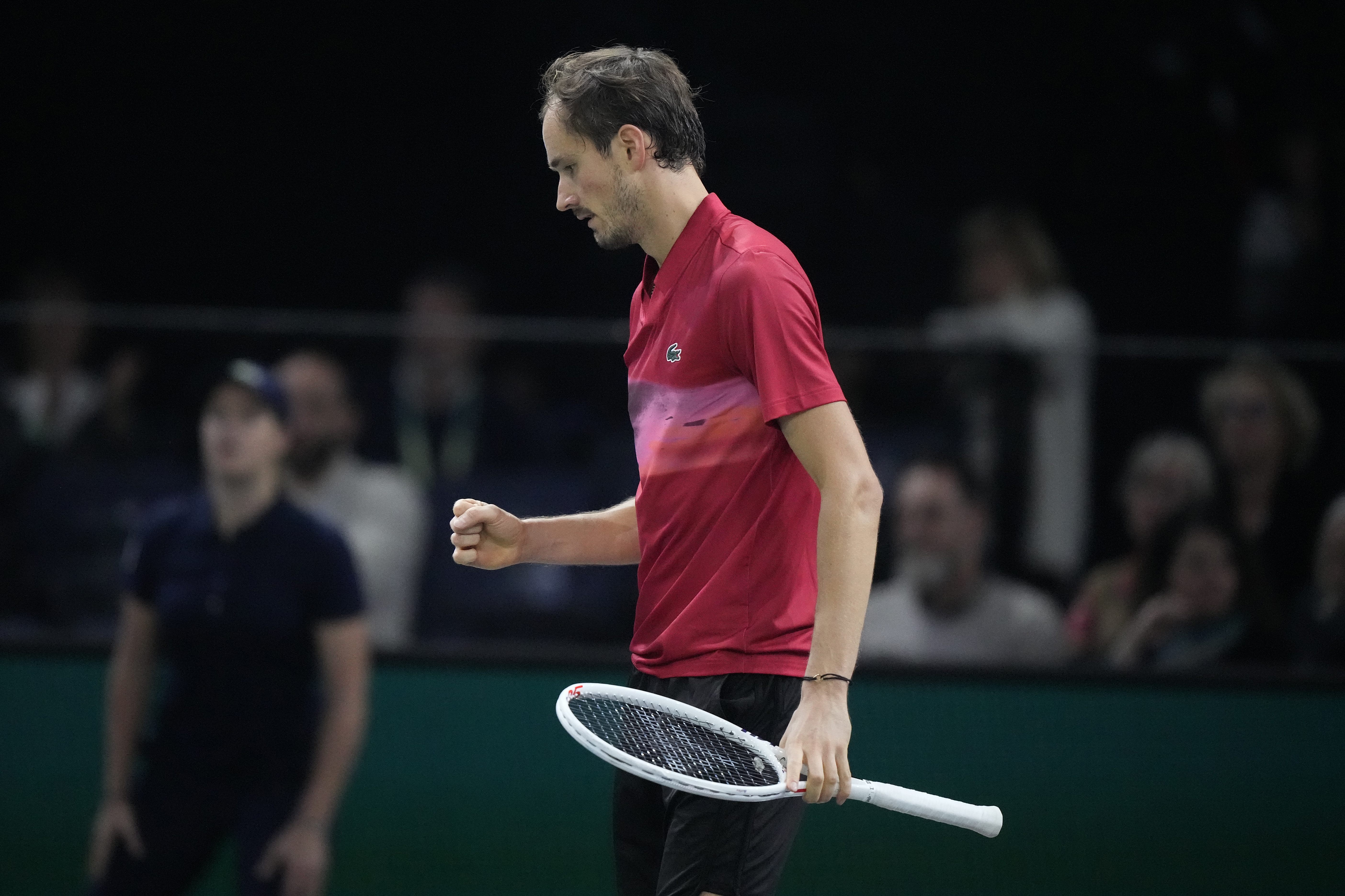 法国网球队险胜日本网球队，梅德韦杰夫打破历史纪录