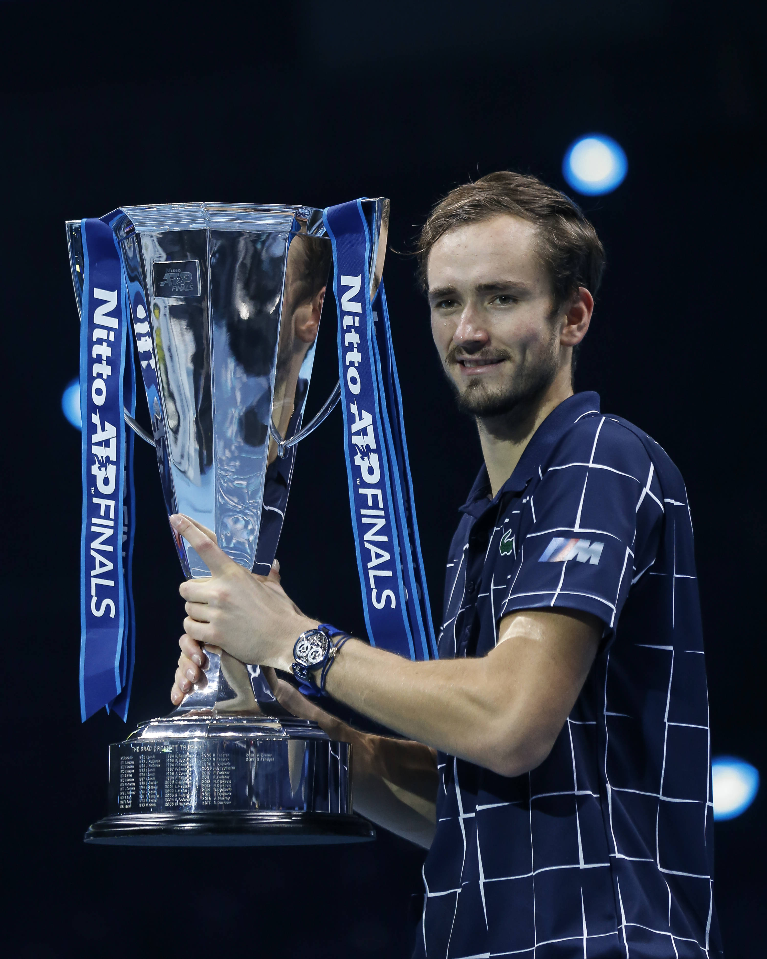 法国网球队险胜日本网球队，梅德韦杰夫打破历史纪录