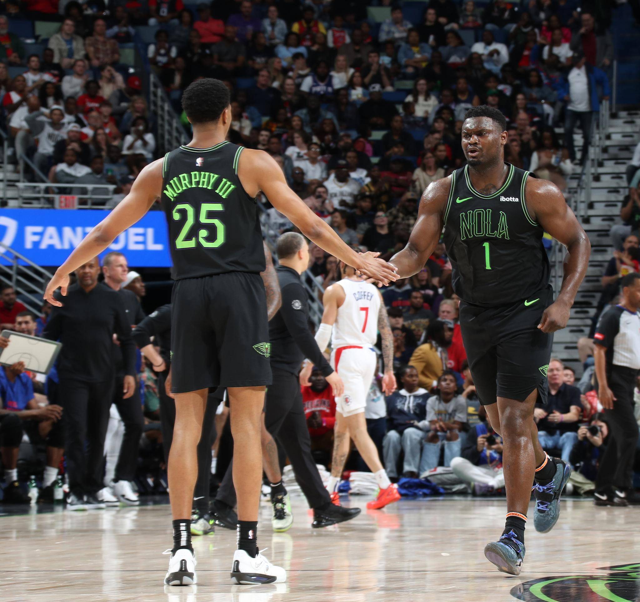 包含西班牙男篮碾压鹈鹕，瓦兰丘纳斯制霸全场的词条