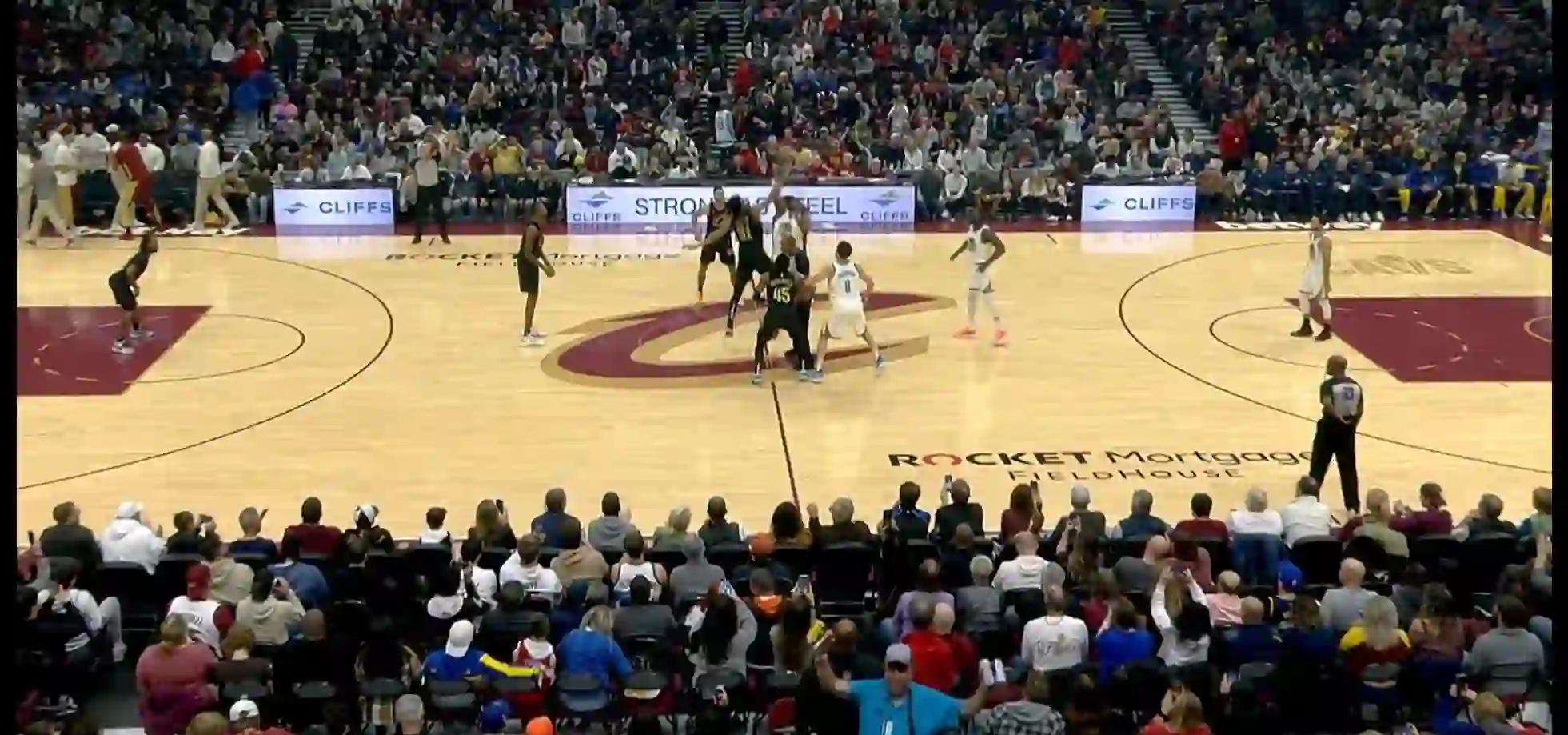 包含加拿大男篮鏖战凯尔特人B队，萨姆·米切尔高光表现的词条