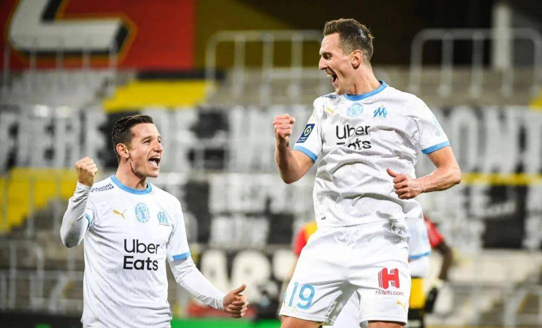 包含斯特拉斯堡战平对手，勉强守住不败纪录的词条