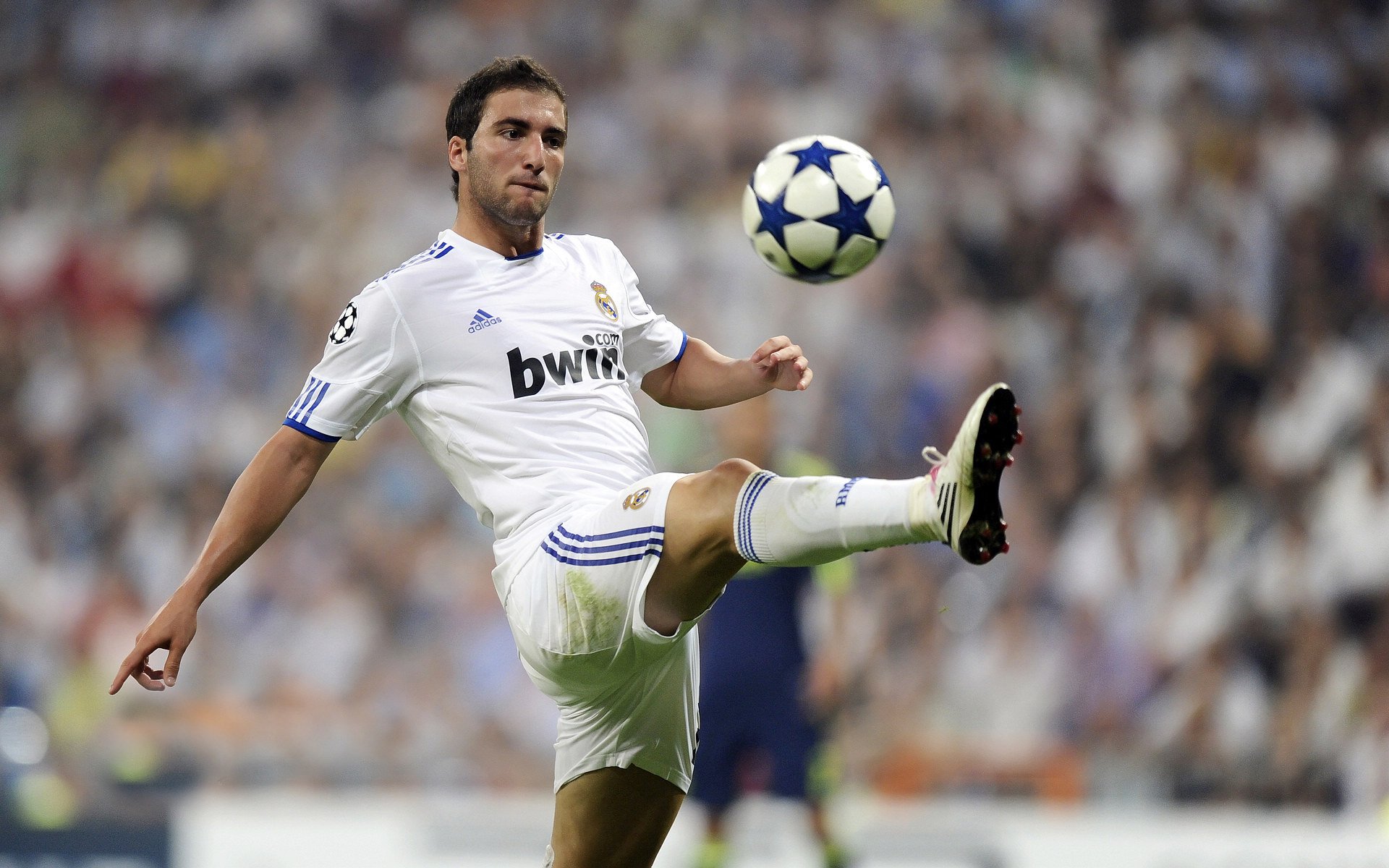 不败神话再续，奥利维耶独造三球，勒沃库森完胜拜仁改写德甲格局