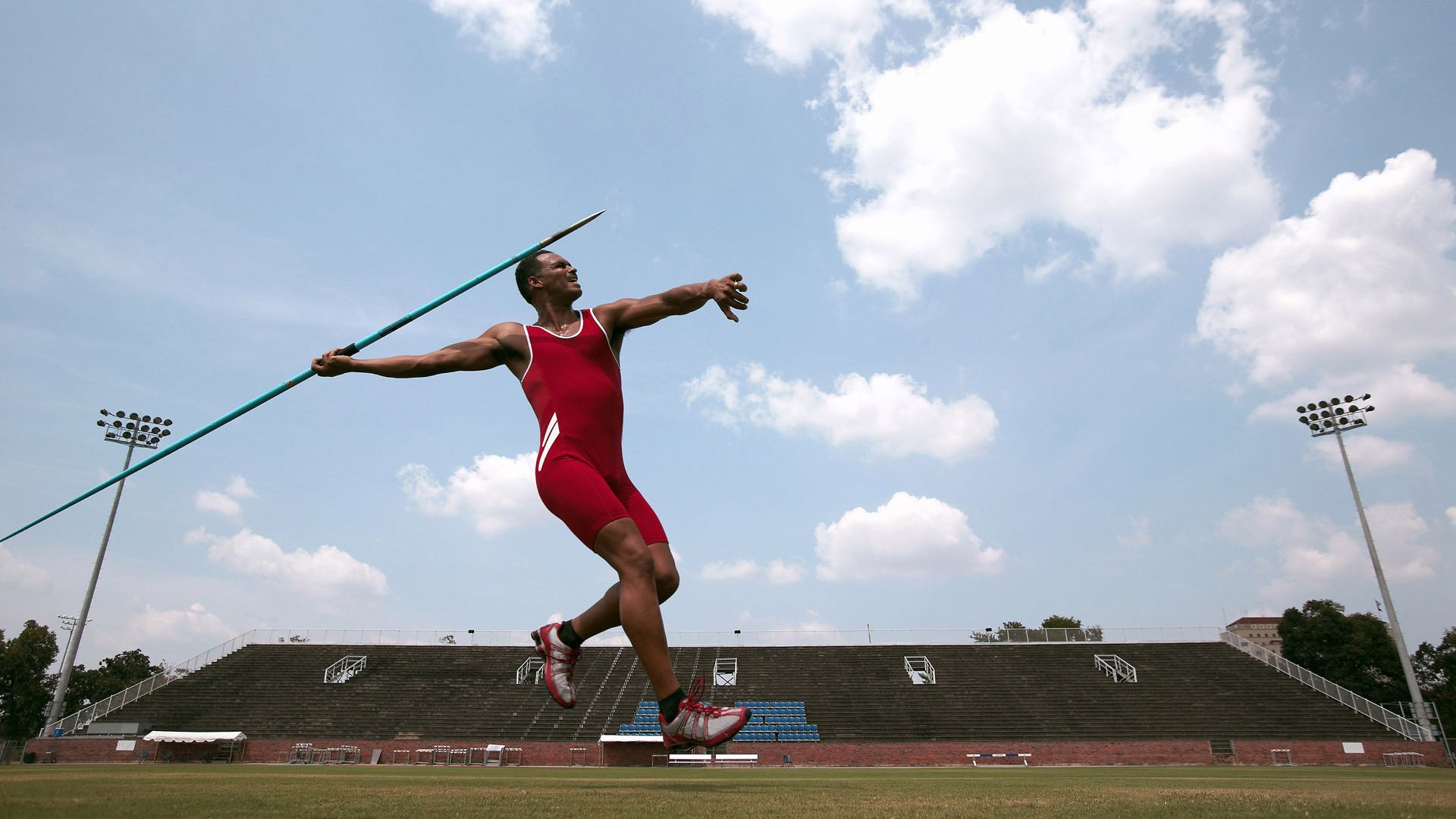 策略与状态的完美交响，哈斯车队轻取红牛，塞恩斯状态火热改写F1格局